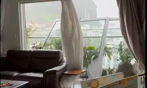 Dân chung cư lo sợ vì rung lắc, nước tràn vào nhà do bão