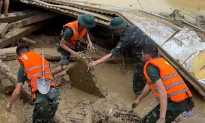 Bới đất đá tìm nạn nhân mất tích do lũ quét ở Lào Cai